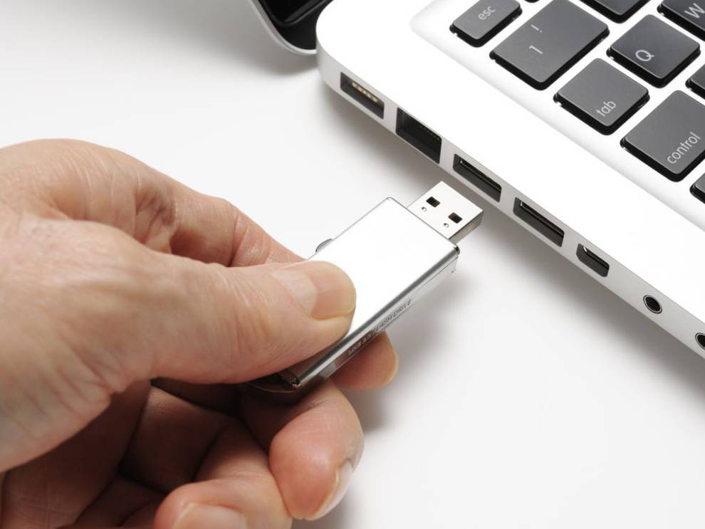La Memoria USB depende de la corriente que le manda tu PC